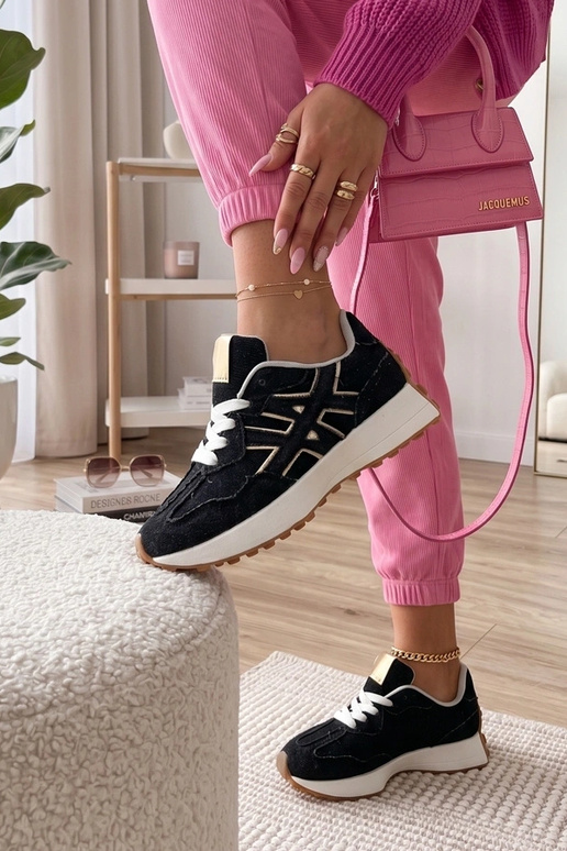 Zwarte denim sneakers op een platform...