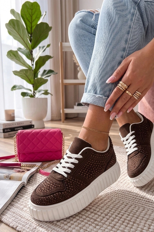 Bruine sneakers op een platform met...