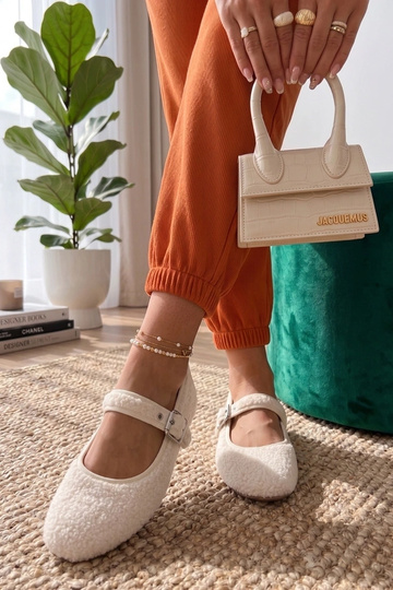 Ballerines blanches en fourrure avec sangle Chantal 2