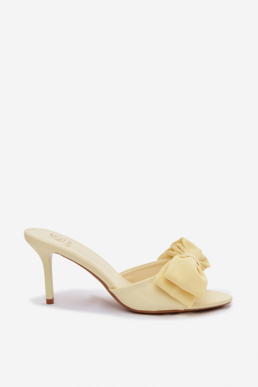Mules pour femmes avec fins talons et nœuds couleur jaune Jelessa