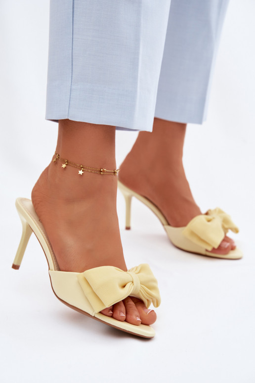 Mules pour femmes avec fins talons et nœuds couleur jaune Jelessa