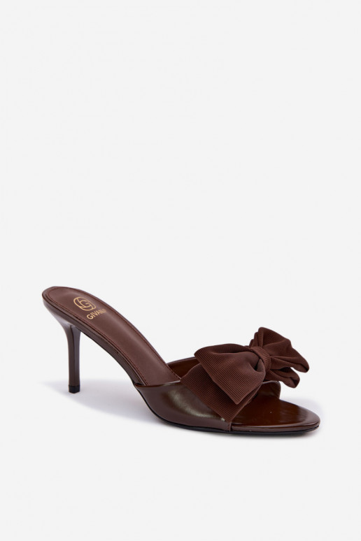 Mules pour femmes avec fins talons et nœuds couleur chocolat Jelessa