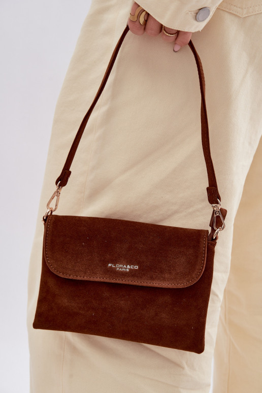 Un petit sac à mainen daim écologiqueu marron Lucelle