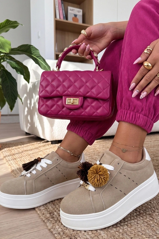 Zandkleurige sneakers op een platform...