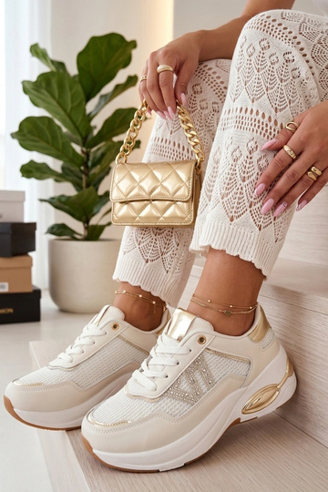 Zandkleurige sneakers op...