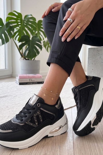 Zwarte sneakers op een platform met rhinestones Rafaela 2