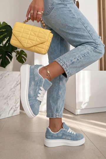 Blauwe sneakers op een... 2