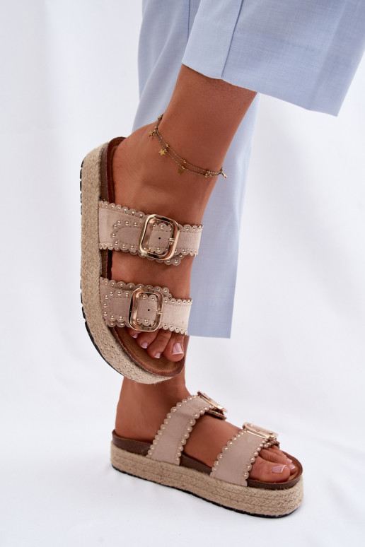 Chaussons beiges pour femmes avec plateforme, boucles dorées et clous