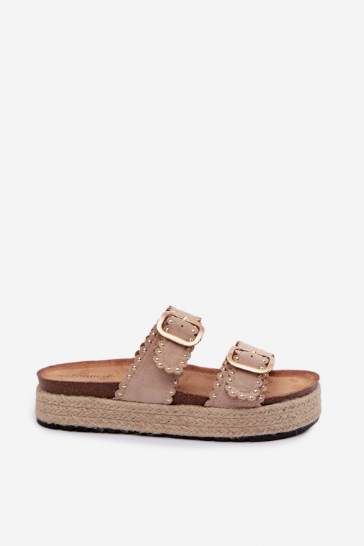 Sandfarbene Damen-Slipper mit Plattform, goldenen Schnallen und Nieten