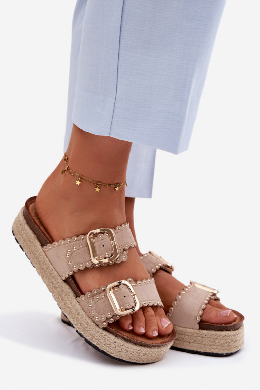 Chaussons beiges pour femmes avec plateforme, boucles dorées et clous