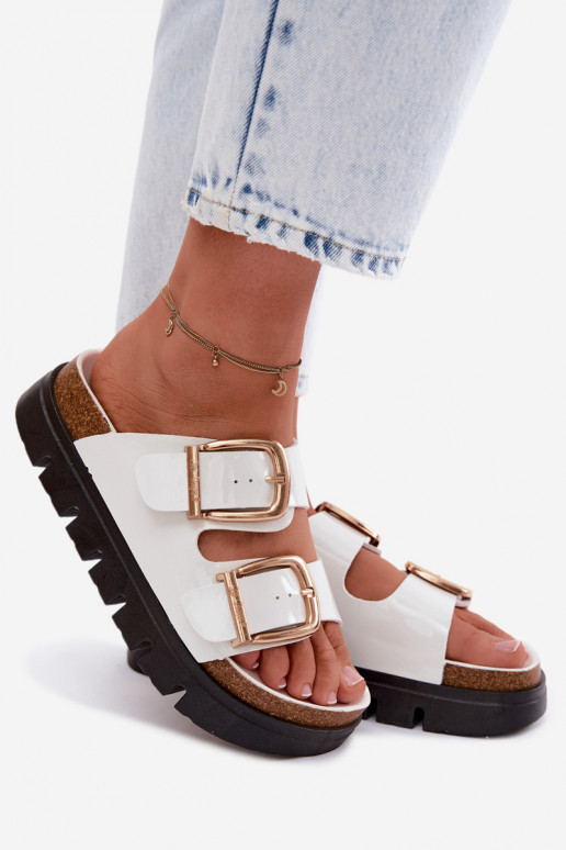 Chaussons blancs vernis pour femmes avec plateforme et boucles dorées Lee Cooper LCIN-26-35-4460L