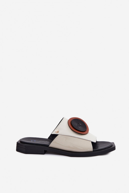 Sand- und schwarze Leder-Damenschlappen mit geometrischem Design Tai turiciejka K7479-01