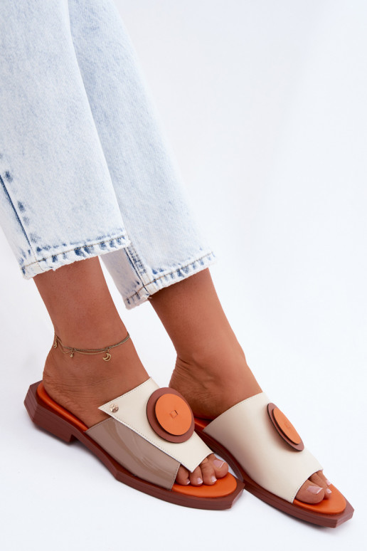 Sand- und orangefarbene Leder-Damenschlappen mit geometrischem Design Tai turiciejka K7479-18