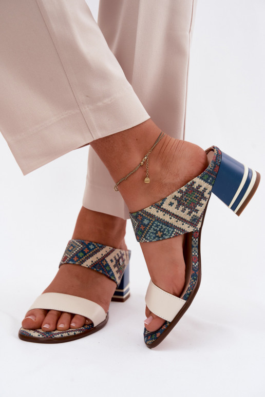 Chaussons en cuir pour femmes couleur sable et bleue à motif avec talons Tai turiciejka K7522-04