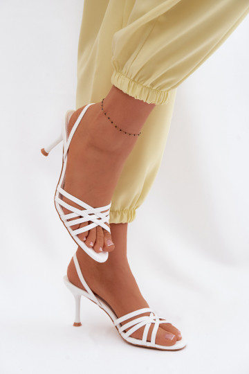 Witte sandalen met dun hakje en bandjes Velivelle