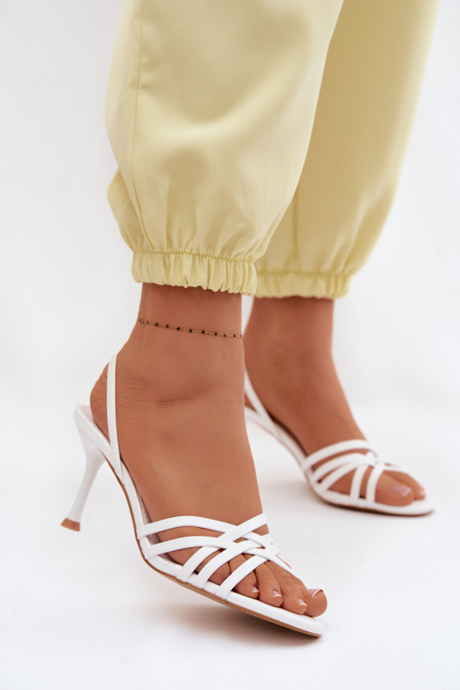 Weiße Sandalen mit dünnem Absatz und Riemen Velivelle