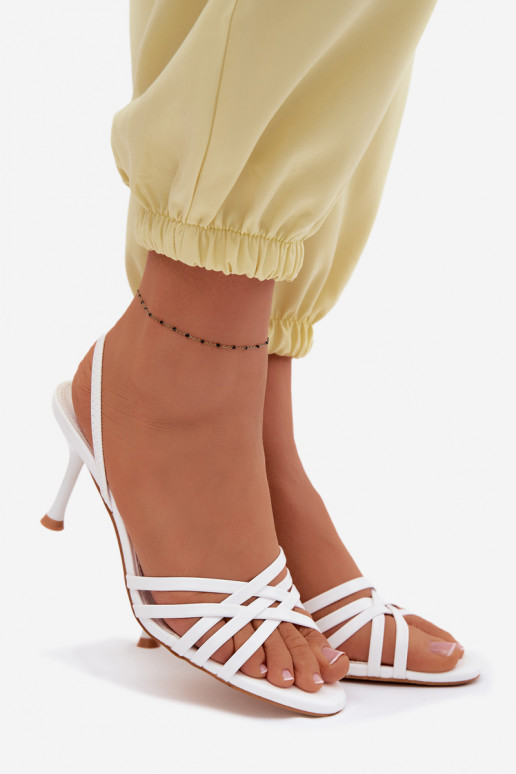 Weiße Sandalen mit dünnem Absatz und Riemen Velivelle