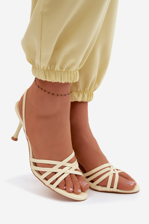 Sandales pour femmes avec des talons fins avec des bandes couleur jaune Velivelle