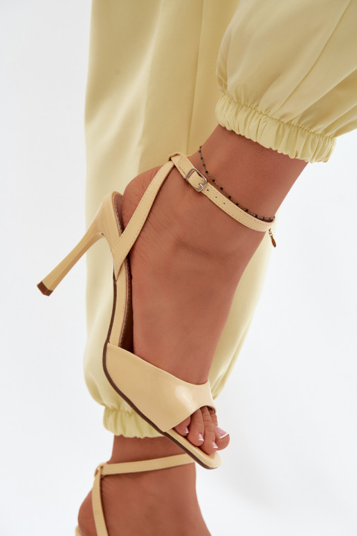 Sandales pour femmes avec des talons finsImitacji Skóry couleur jaune Olissey