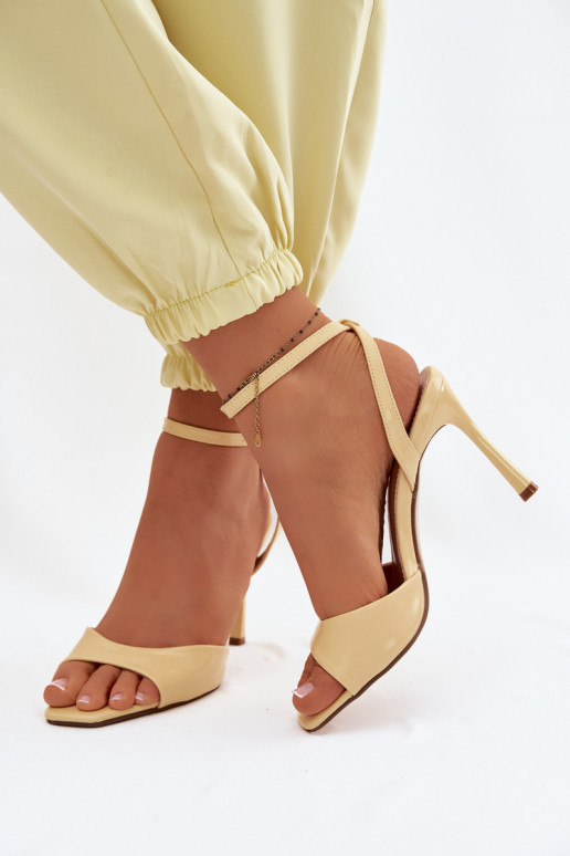 Sandales jaunes à talon fin en simili cuir Olissey