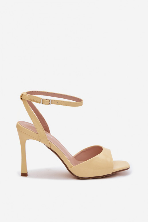 Sandales pour femmes avec des talons finsImitacji Skóry couleur jaune Olissey