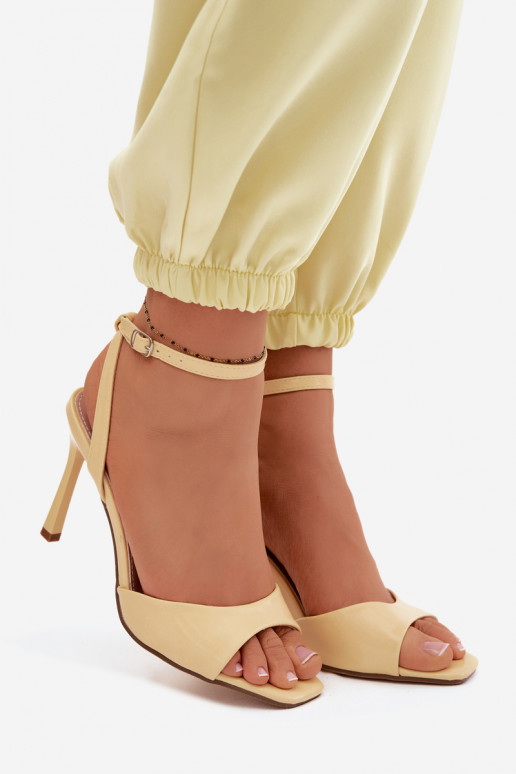 Sandales jaunes à talon fin en simili cuir Olissey