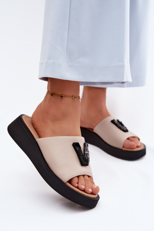 Pantoufles en cuir FémininLiterą V avec une plateforme Vinceza 66950 beige