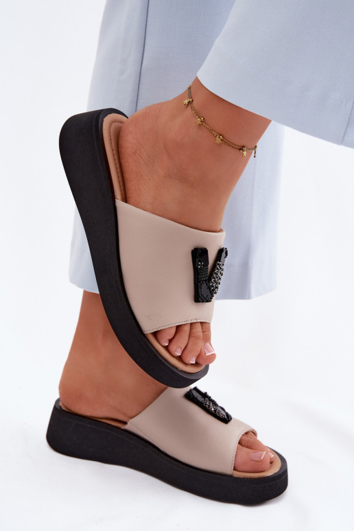 Leder-Damenschuhe mit V-förmigem Obermaterial auf Plattform Vinceza 66950, sandfarbe