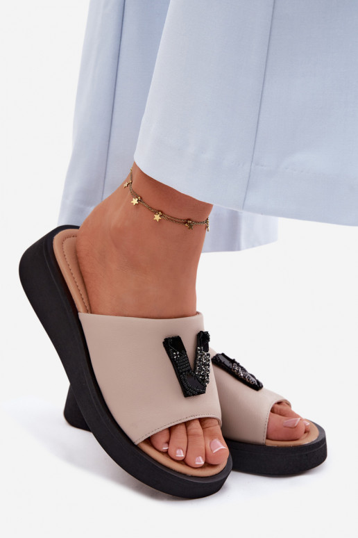 Leren dames slippers met V-vormige bovenkant op platform Vinceza 66950, zandkleur