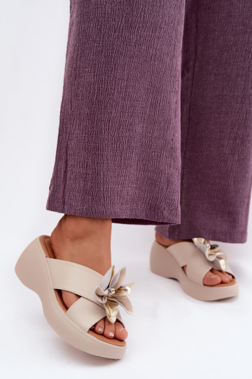 Leren pantoffels met platform Met sierlijk Een bloem Vinceza 41511 beige 2