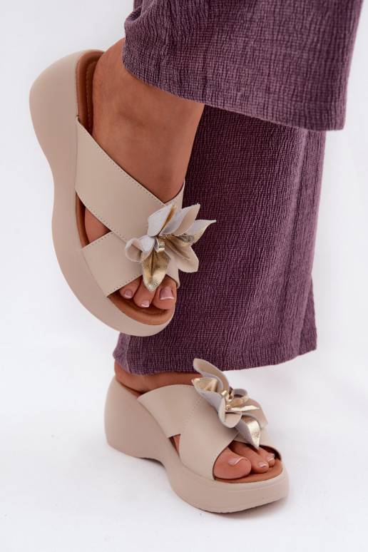 Leren platformsandalen met decoratieve bloemen Vinceza 41511, zandkleur