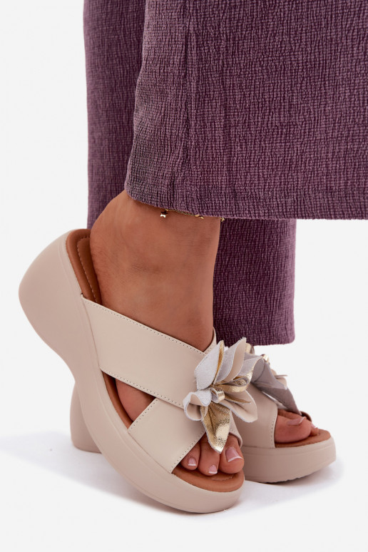 Pantoufles en cuir avec une plateforme Avec des décorations Une fleur Vinceza 41511 beige