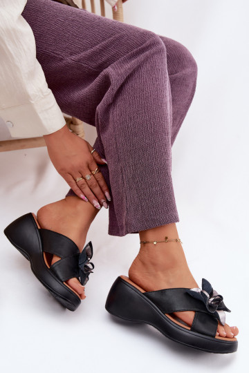 Pantoufles en cuir avec une plateforme Avec des décorations Une fleur Vinceza 41511 couleur noire