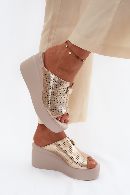 Pantoufles pour femmesActivéturalnej Skóry avec une plateforme Vinceza 95392 couleur dorée