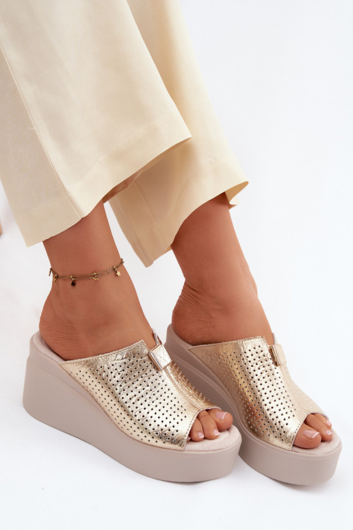 Pantoufles pour femmesActivéturalnej Skóry avec une plateforme Vinceza 95392 couleur dorée