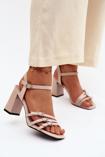 Beige Damen-Sandalen mit kleinen Absätzen und Riemen Vinceza 62310