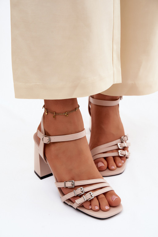 Beige Damen-Sandalen mit kleinen Absätzen und Riemen Vinceza 62310