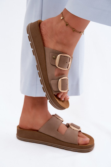 Leren slippers met gespen in zandkleur
