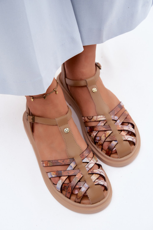Lederne flache Sandalen für Frauen mit Riemen in Sandfarbe