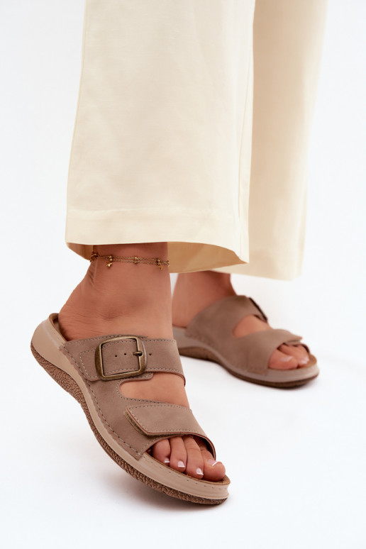 Chaussons pour femmes avec boucles et fermeture adhésive en brun