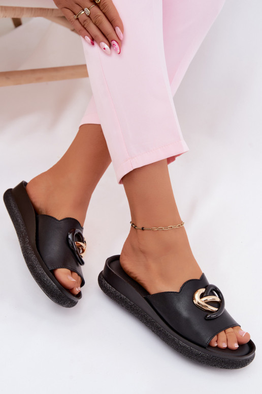 Chaussons en cuir avec détails décoratifs en noir