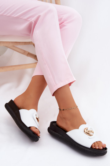 Leren slippers met decoratieve details in wit