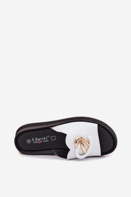 Chaussons en cuir avec détails décoratifs en blanc