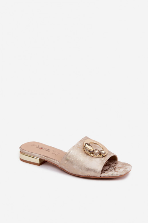 Pantoufles pour femmes avec des talons larges avec des ornements KV61-6025 couleur dorée