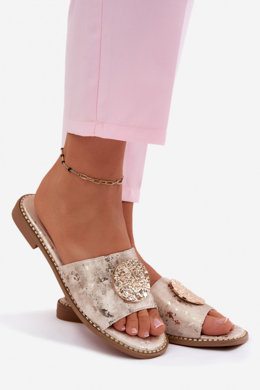 Dames slippers met decoratieve details en brede hakken KV61-6034 goudkleurig