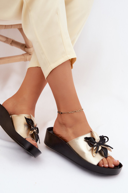 Pantoufles en cuir Féminin avec des ornements S.Barski KV61-6044 couleur dorée