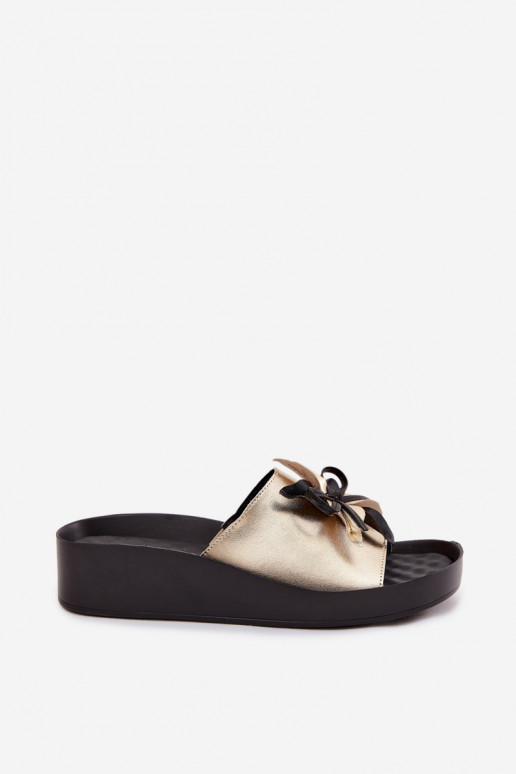 Pantoufles en cuir Féminin avec des ornements S.Barski KV61-6044 couleur dorée