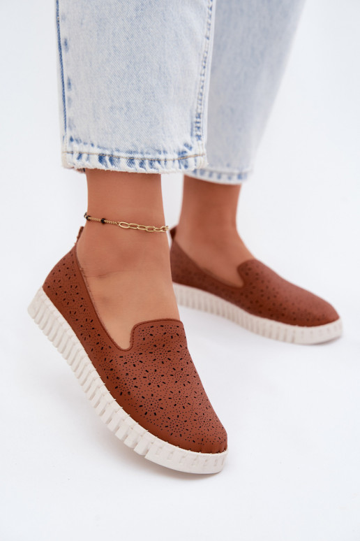 avec des éléments ajourés Un modèle convaincant chaussures Féminin marron Salty