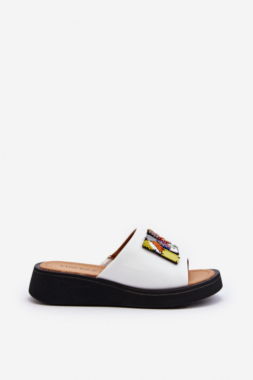 Pantoufles en cuir Féminin avec des ornements couleur blanche Asames