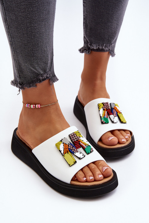 Pantoufles en cuir Féminin avec des ornements couleur blanche Asames